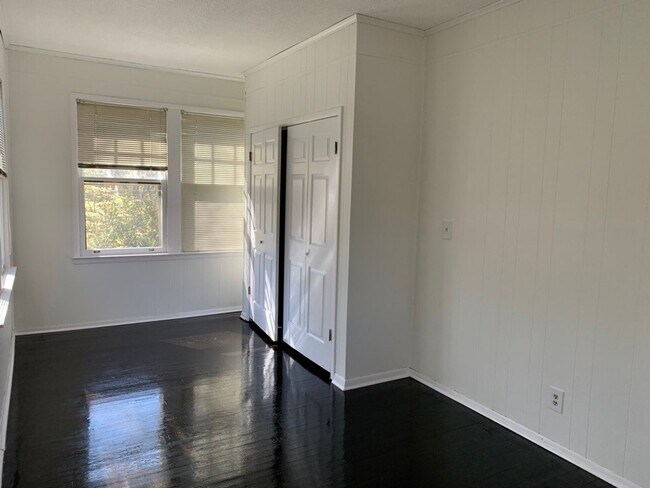 Building Photo - Whitland Ave