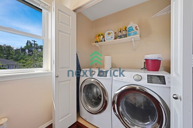 Building Photo - Discover Spacious Comfort: 4-Bedroom Gem with 2.5 Baths