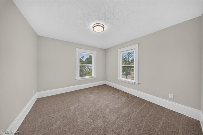Building Photo - 10524 Lee Ave
