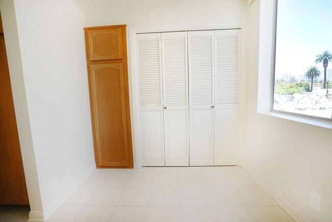 Building Photo - Sunlight Galore 2 Bed / 3Bath + Loft + Sundeck Condo in Westwood!