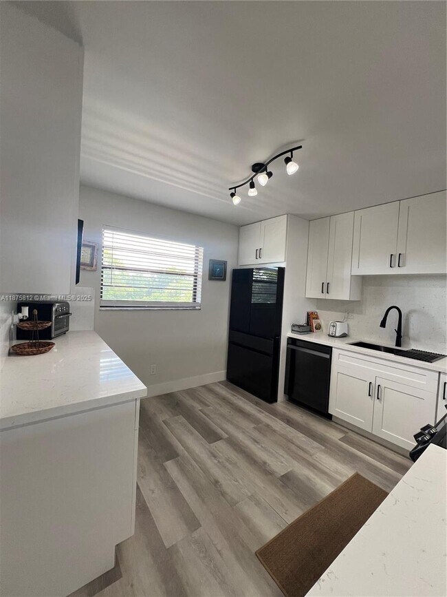 Building Photo - 4950 E Sabal Palm Blvd