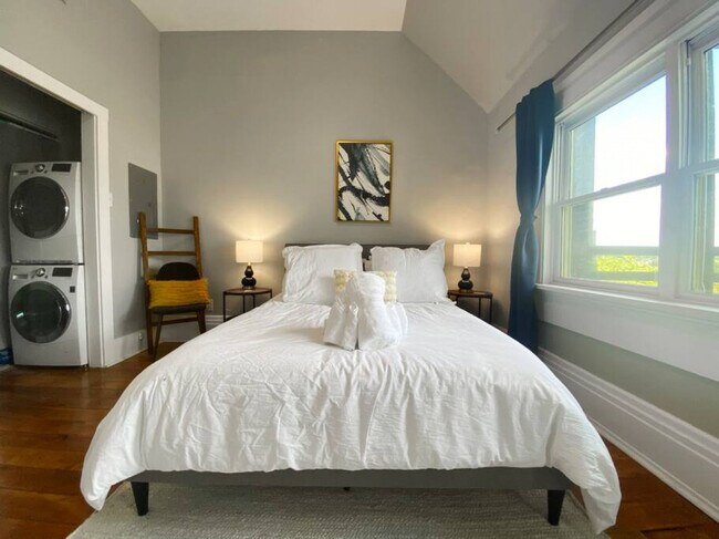 Building Photo - 1245 Martin Dr