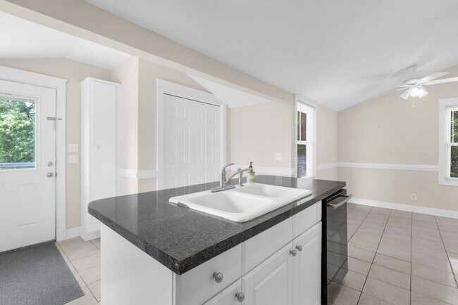 Building Photo - 2217 Doris Dr