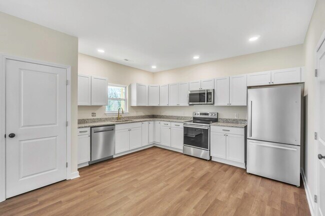 Building Photo - 304 E Hampton Ave