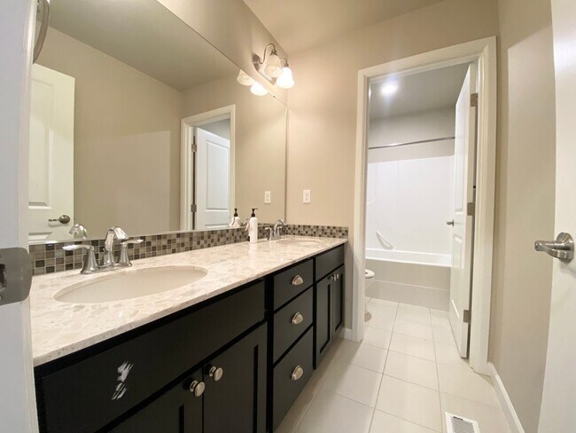 Building Photo - 3 bedroom, 2568 Sqft. home In Federal Way