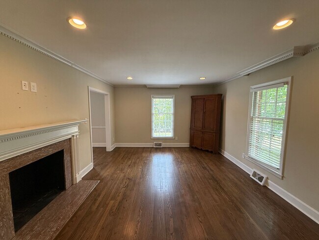 Building Photo - Myers Park 3 Bedrooms 2 Bathroom Duplex!