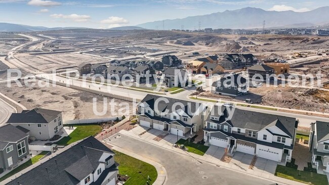 Building Photo - Newer Townhome in Saratoga Springs