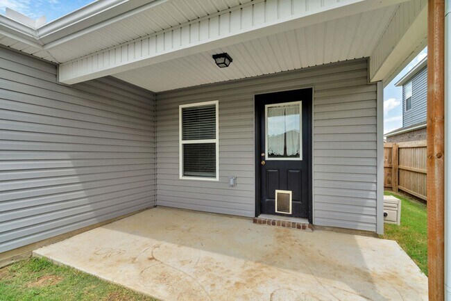 Building Photo - 3 Bed 2 Bath home mins away from the University!
