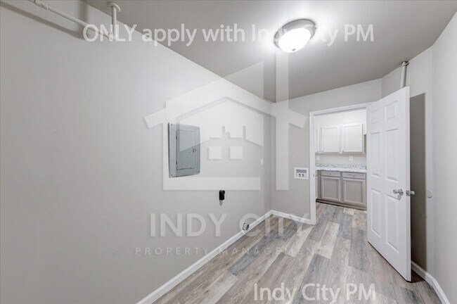 Building Photo - 3118 N Richardt Ave