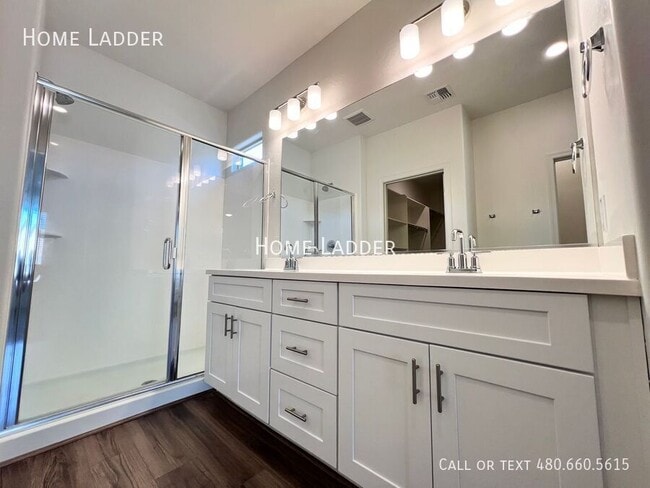 Building Photo - 1652 W Aztec Dr