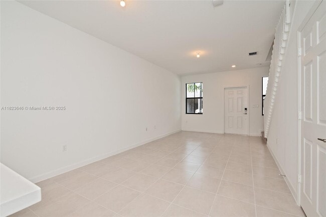 Building Photo - 523 SW 19th Ter