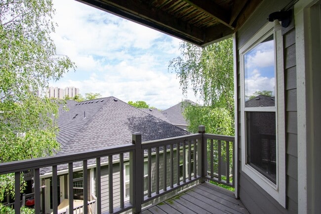 Building Photo - FREE RENT! Bright & Spacious 2-Bed/2 Bath ...
