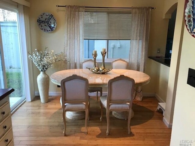 Building Photo - Gorgeous 3 bedroom 2.5 bath 2 story Townho...