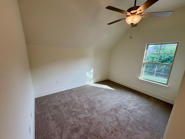 Building Photo - 2bd/2ba House with large Garage!