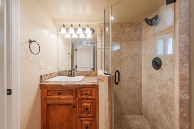 Building Photo - Luxury Detached Townhome in Redondo Beach