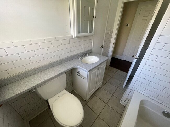 Building Photo - Perfect Home In Center of Winston-Salem!