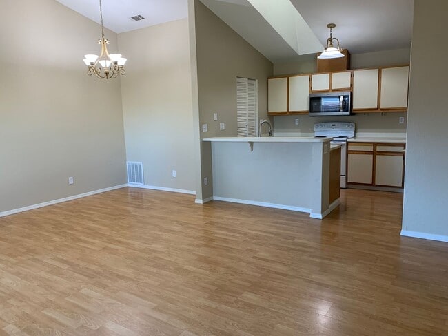 Building Photo - Ready for Move In! Townhome in Brentwood G...