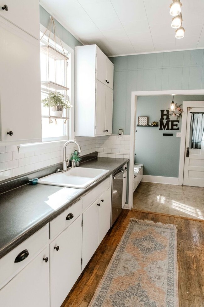 Building Photo - Charming 3 Bedroom Home with Hardwood Floo...