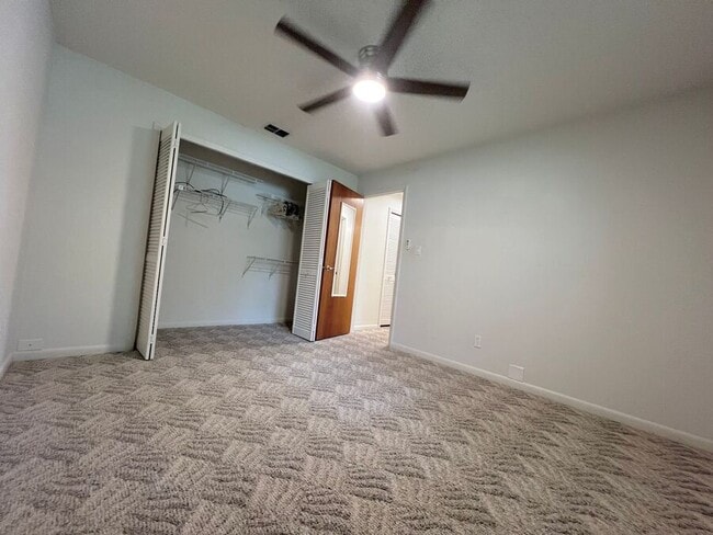 Building Photo - 907 Van Dr