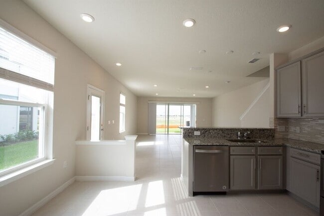 Building Photo - 3936 Plainview Dr