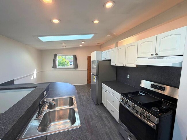 Building Photo - Updated Ranch with New Appliances