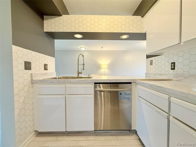 Building Photo - 1550 Meadowside Dr