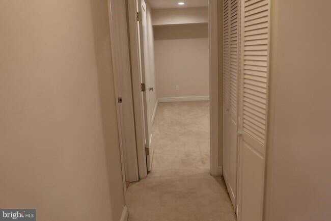 Building Photo - 13 Tulip Ct