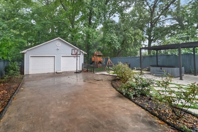 Building Photo - Spacious charmer in the heart of Dilworth ...