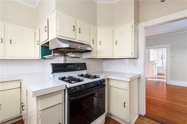 Building Photo - 128 Congdon St