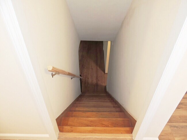 Building Photo - 4 Bedroom - 2 Full Bath Bungalow for Rent!