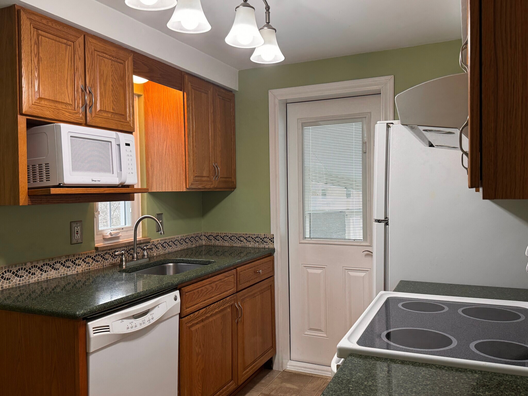 Building Photo - 849 Kewanna Ave