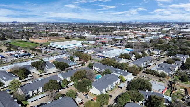 Building Photo - 9700 Leawood Blvd