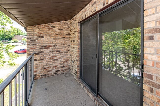 Building Photo - 2 Bedroom Condo Available