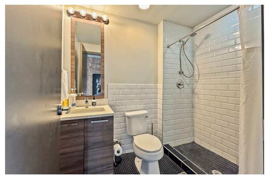 Building Photo - 555 Evergreen St