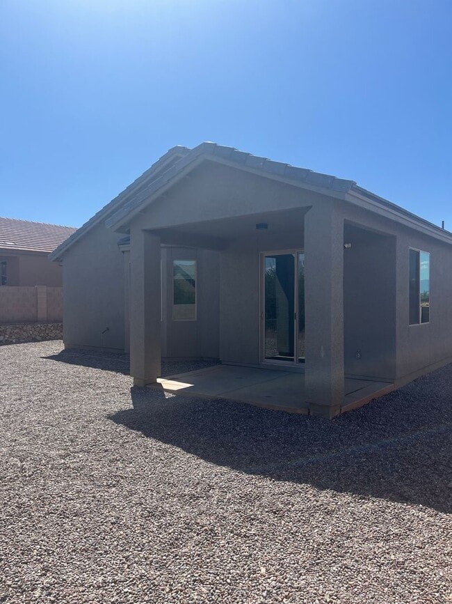 Building Photo - Beautiful Like New 4 Bedroom 3 Bathroom ho...