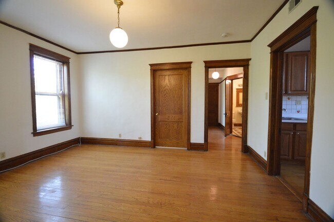 Building Photo - 3806 N Greenview Ave