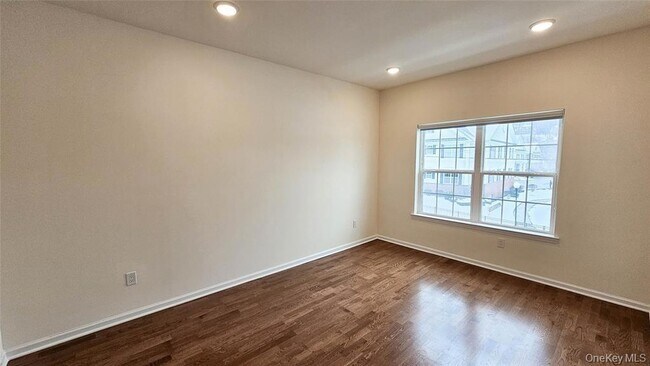 Building Photo - 260 W Main St