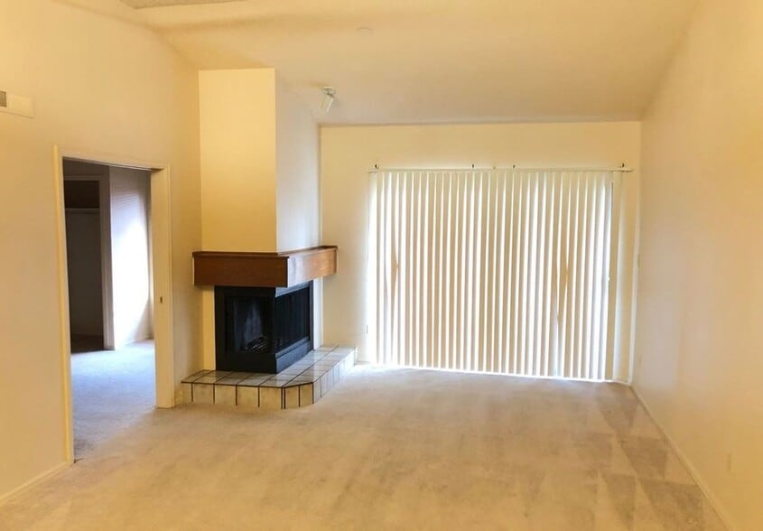 Living Room - 932 Acapulco Ct