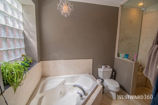 Building Photo - 1033 W Monroe St