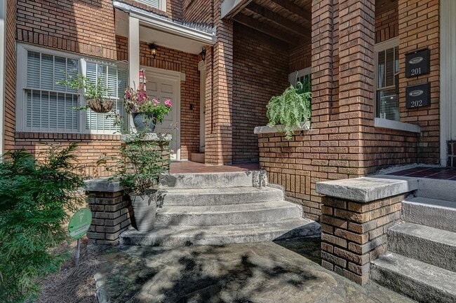 Building Photo - "Charming 2-Bedroom Retreat in Birmingham – Cozy 932 Sq Ft Haven!"