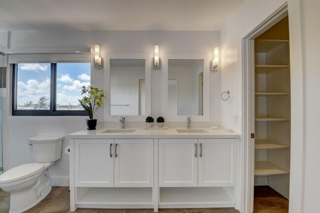 Building Photo - 1121 Bel Air Dr