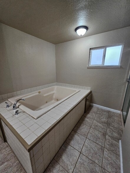 Building Photo - 590 Dee Ct