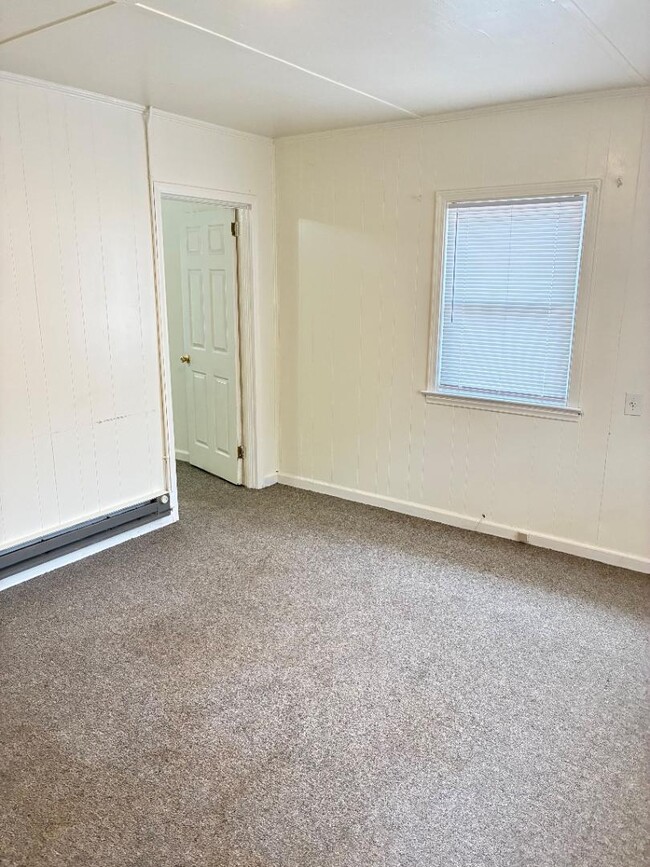 Building Photo - 717 Harper St E