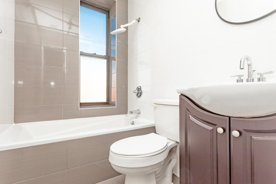 Building Photo - Furnished room/NOT APARTMENT