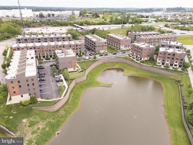 Building Photo - 1001 Lakeview Ct