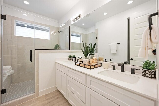 Building Photo - 5322 Rue