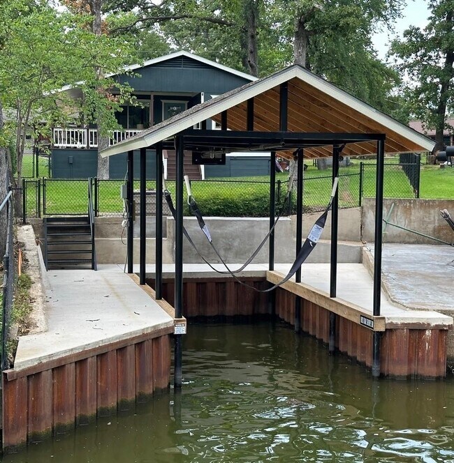 Building Photo - 1813 Oak Shore Dr