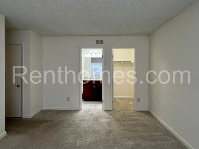 Building Photo - 11303 Kelowna Rd