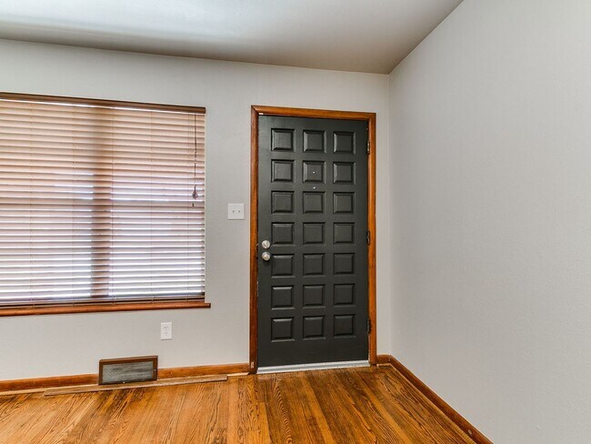 Building Photo - 721 E Bouse Dr