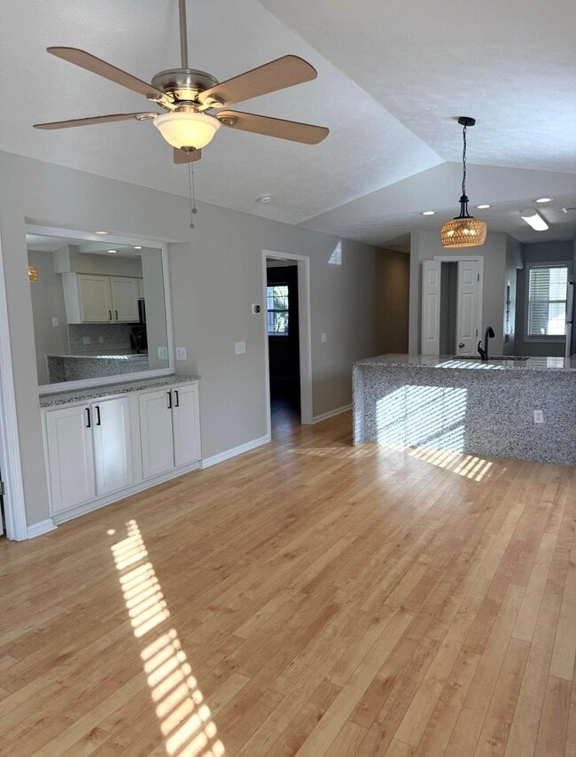 Building Photo - 517 White River Dr